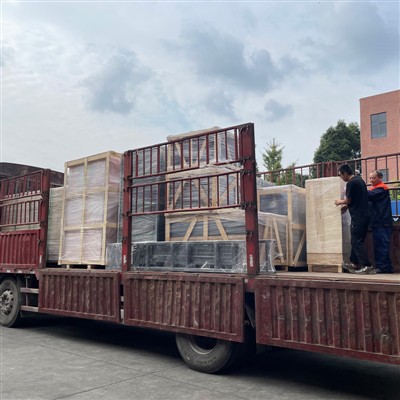 2 sett af rafmagnsþurrkara eru hlaðin og flutt til Úganda